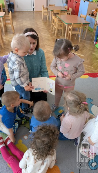 Biblioteka Gorlice, Bibliotekarka czyta książkę o króliczku